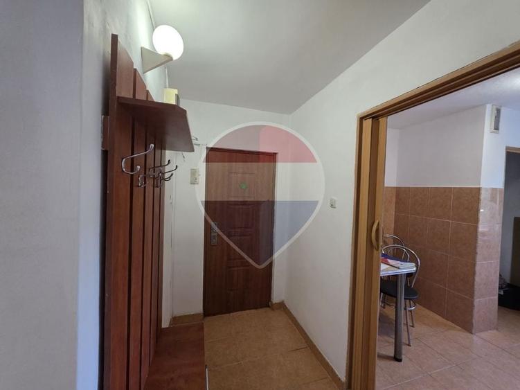 Apartament cu 4 camere decomandat, mobilat în Confecții