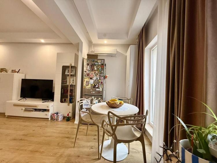 Apartament cu 3 camere semidecomandat în Ștefăneștii de Jos