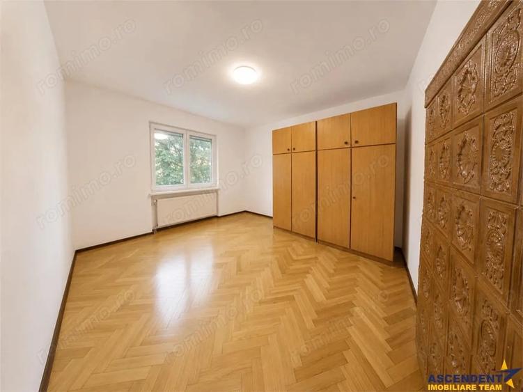 Apartament cu 6 camere decomandat în Central