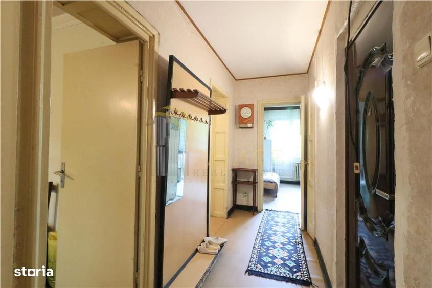 Apartament cu 3 camere decomandat în Podu Roș