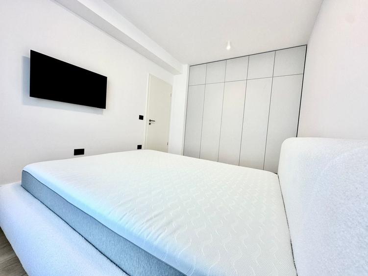 Apartament cu 2 camere semidecomandat, mobilat în Tractorul