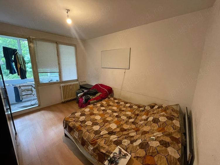 Apartament cu 3 camere semidecomandat în Berceni