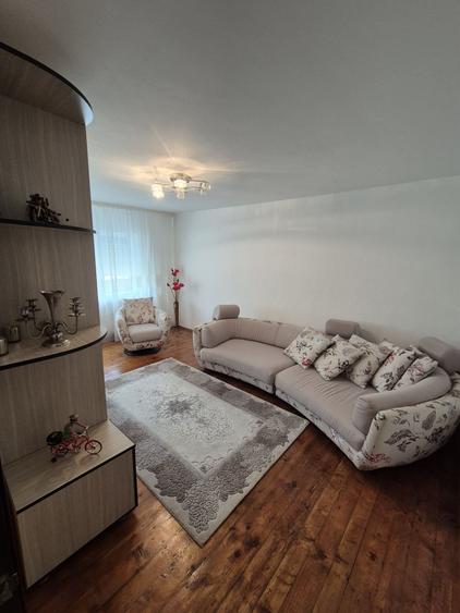 Apartament cu 3 camere decomandat în Cornitoiu