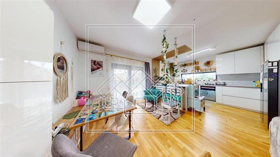 Duplex cu 5 camere cu Canalizare în Cristian