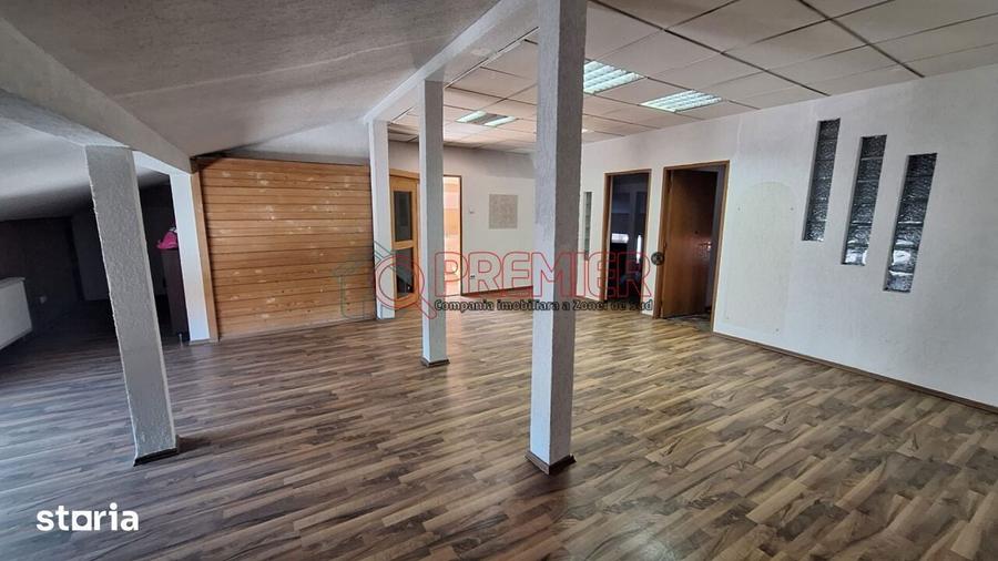 Casă cu 6 camere cu Teren 30 Mp în Apărătorii Patriei