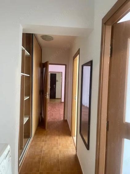 Apartament cu 3 camere semidecomandat în Central