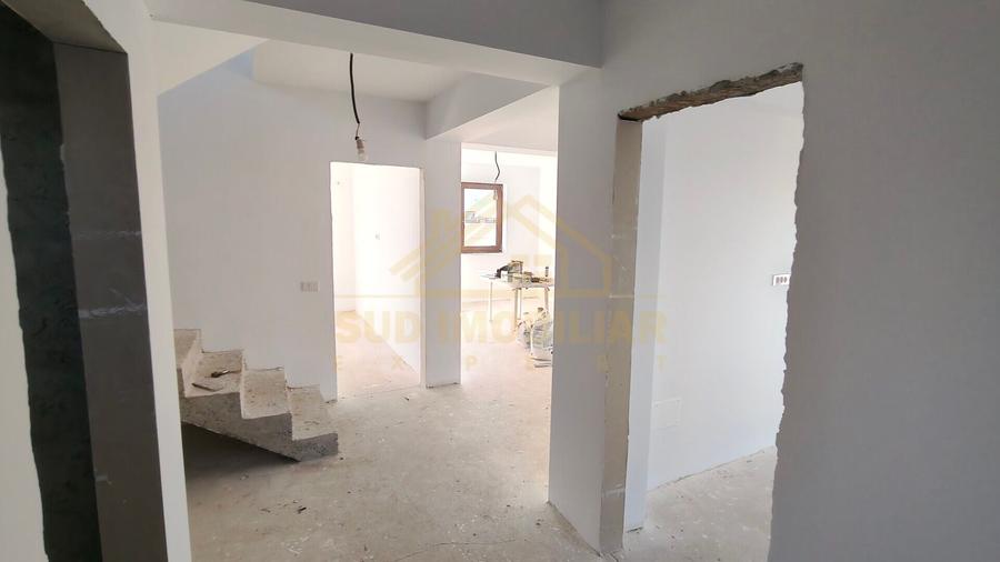 Casă individuală cu 5 camere cu Teren 492 Mp în Central