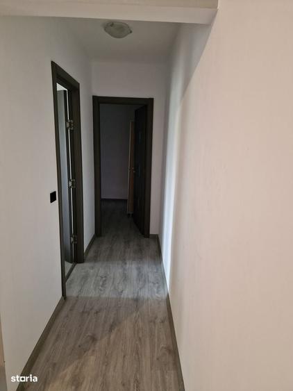 Apartament cu 3 camere semidecomandat în Craiovița Nouă