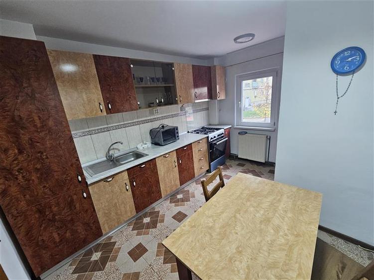 Apartament cu 3 camere decomandat, mobilat în Micro IV