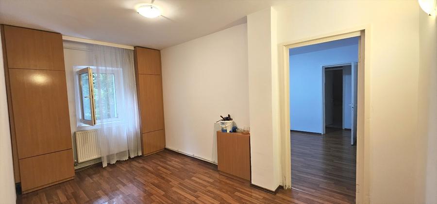 Apartament cu 3 camere semidecomandat în Mioriței