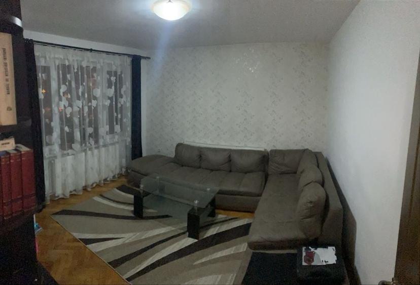 Apartament cu 3 camere decomandat în Pandurilor