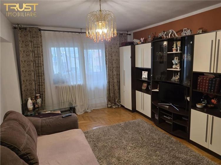Apartament cu 4 camere decomandat în Central