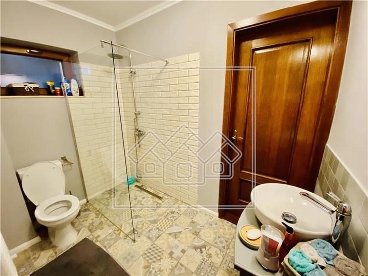 Casă individuală cu 4 camere cu Canalizare în Șelimbăr