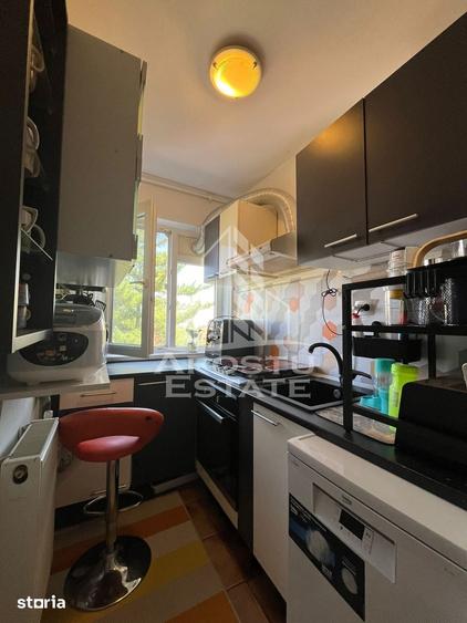 Apartament cu 4 camere semidecomandat în Girocului