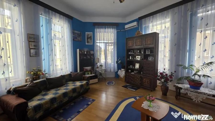 Apartament cu 5 camere decomandat în Armeneasca