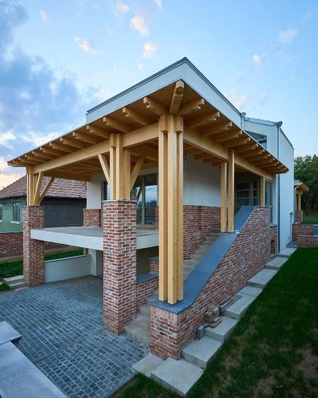 Casă individuală cu 8 camere cu Teren 596 Mp în Dâmbul Rotund
