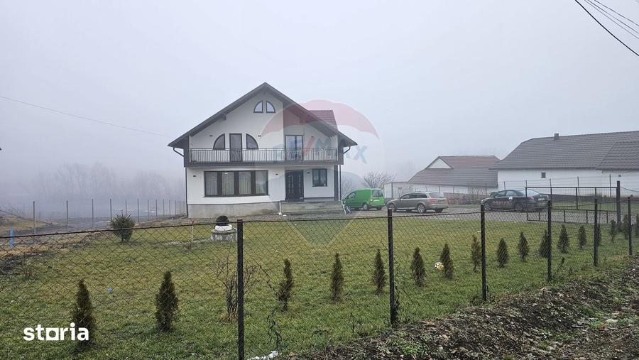 Casă cu 5 camere cu Teren 2500 Mp în Moara