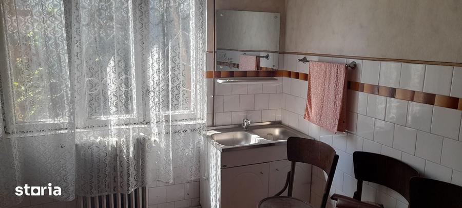 Casă cu 6 camere cu Teren 394 Mp în Central