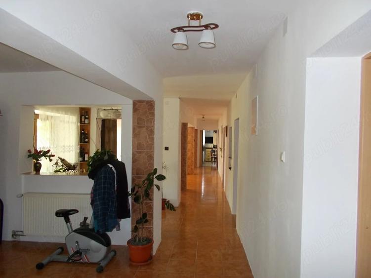 Casă cu 6 camere cu Teren 1600 Mp în Aradului