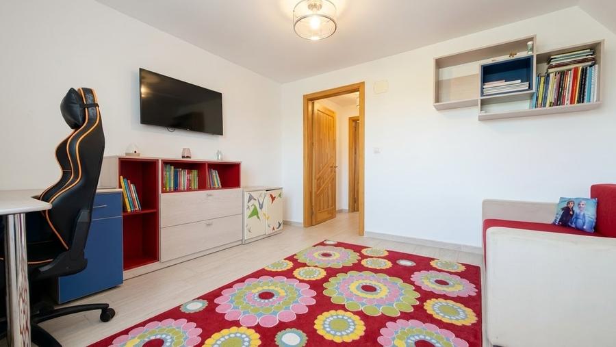 Casă individuală cu 5 camere cu Teren 360 Mp în Exterior Est
