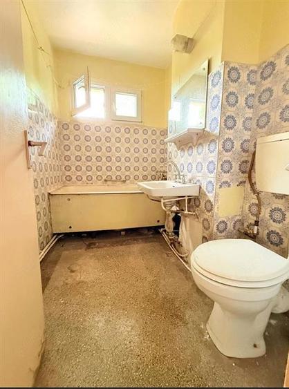 Apartament cu 3 camere semidecomandat în Podu Roș