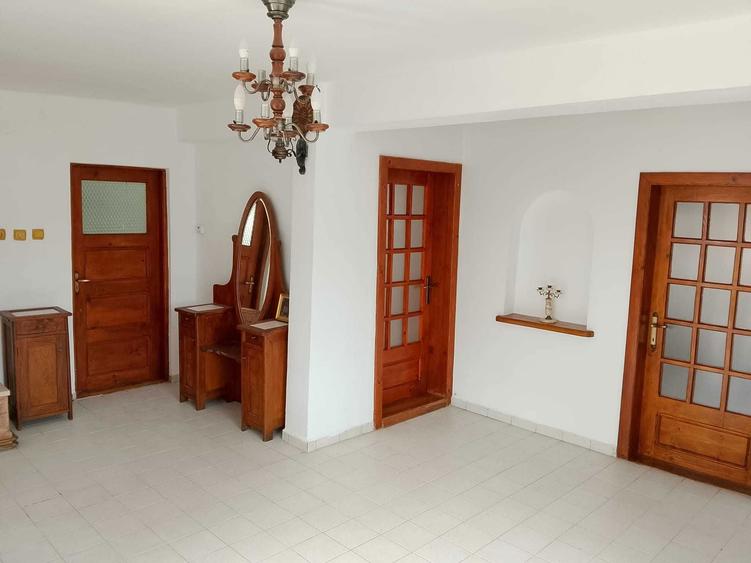 Casă cu 3 camere în Central
