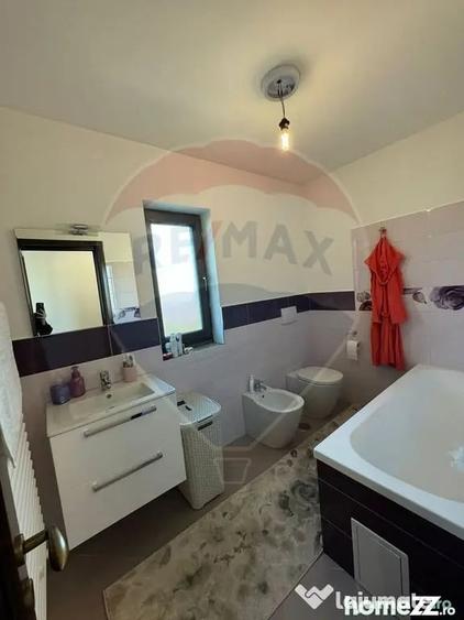 Casă cu 5 camere cu Teren 946 Mp în Golești
