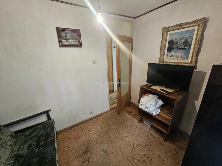 Apartament cu 4 camere decomandat în Micro IV