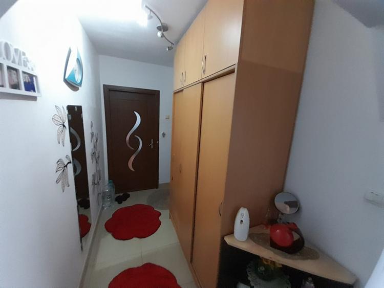 Apartament cu 2 camere semidecomandat, mobilat în Decebal