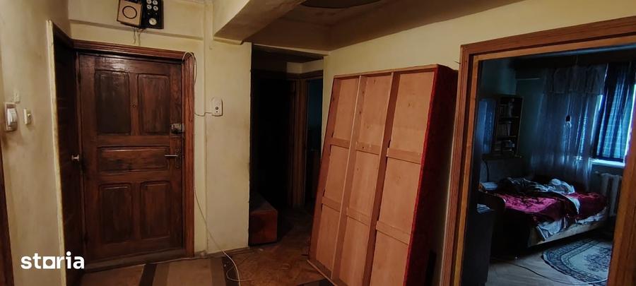 Apartament cu 4 camere decomandat în Central