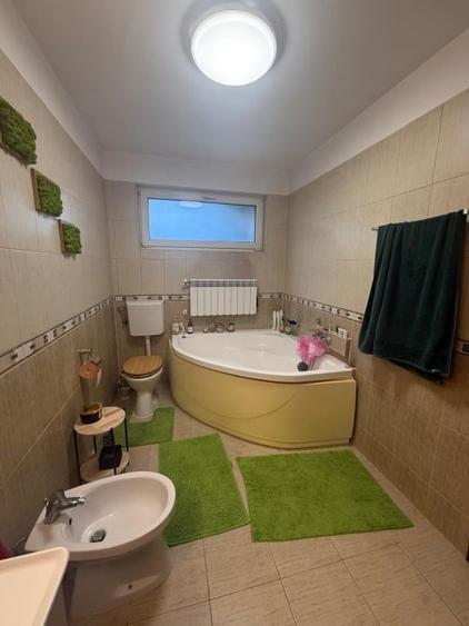Apartament cu 4 camere semidecomandat, mobilat în Roșu