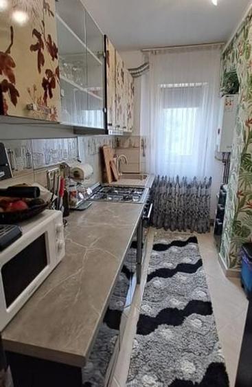 Apartament cu 3 camere semidecomandat în Tătărași