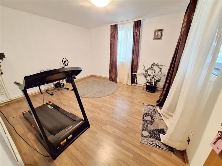 Casă individuală cu 8 camere cu Teren 421 Mp în 9 Mai