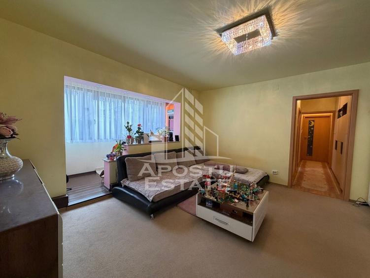 Apartament cu 3 camere semidecomandat, mobilat în Girocului