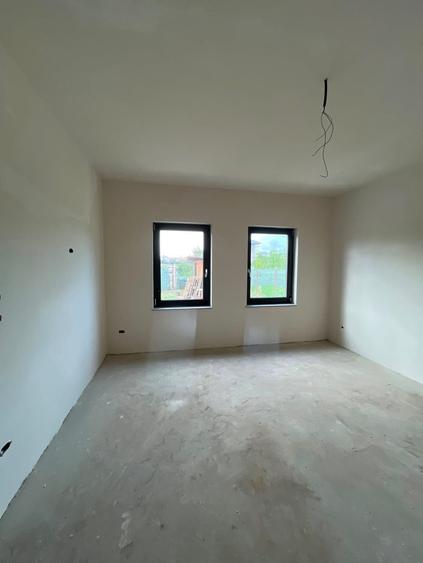 Casă cu 4 camere cu Teren 443 Mp în Holboca