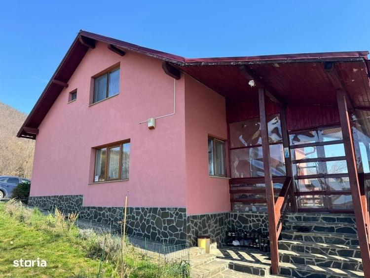 Casă cu 4 camere cu Teren 1300 Mp în Central