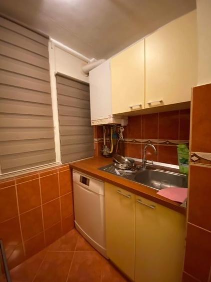 Apartament cu 3 camere decomandat, mobilat în Girocului