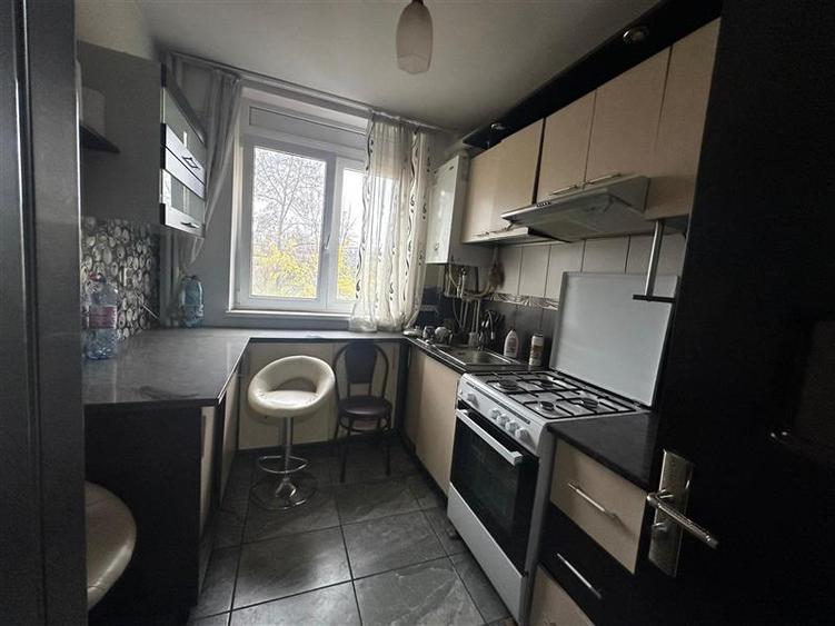Apartament cu 3 camere semidecomandat, mobilat în Podu Roș
