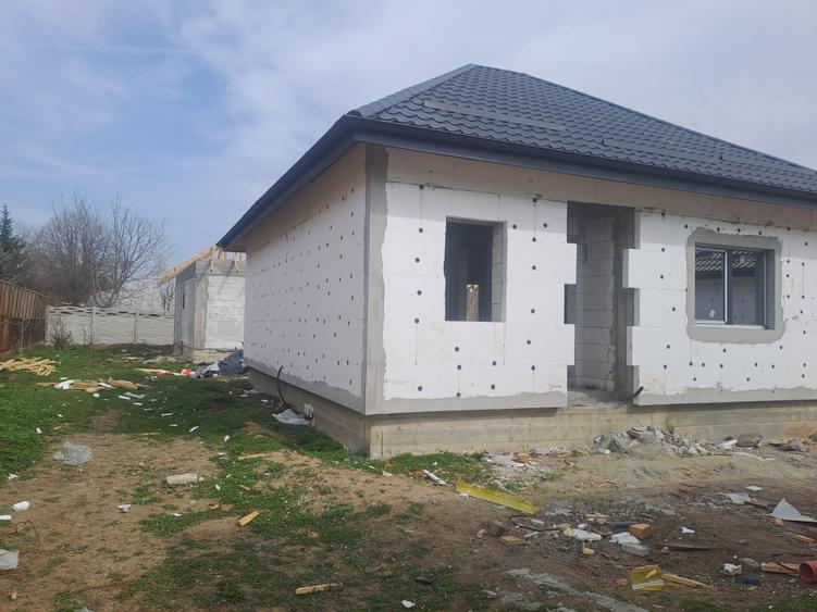 Casă individuală cu 3 camere cu Canalizare în Sud