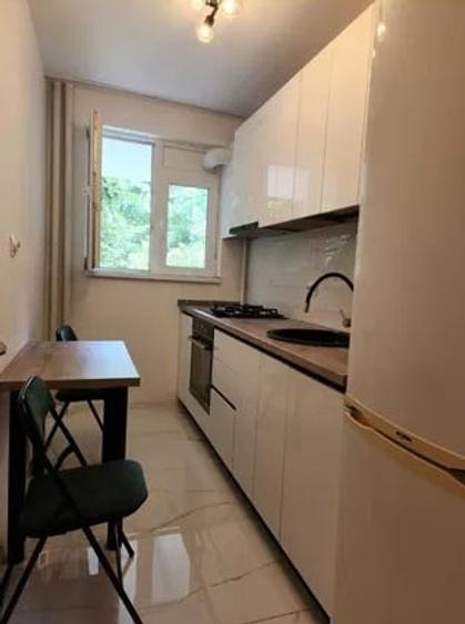 Apartament cu 2 camere semidecomandat, mobilat în Berceni