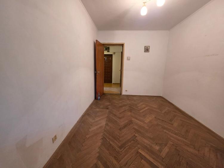 Apartament cu 4 camere semidecomandat în Titan