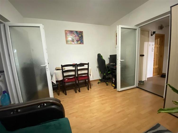 Apartament cu 3 camere semidecomandat în Podul de Piatră
