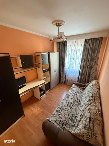 Apartament cu 3 camere semidecomandat în Craiovița Nouă