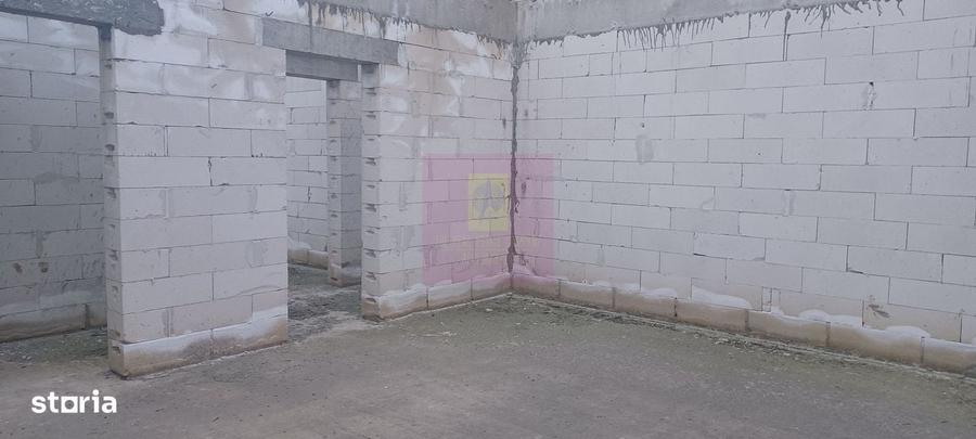 Casă cu 4 camere în Săbăreni