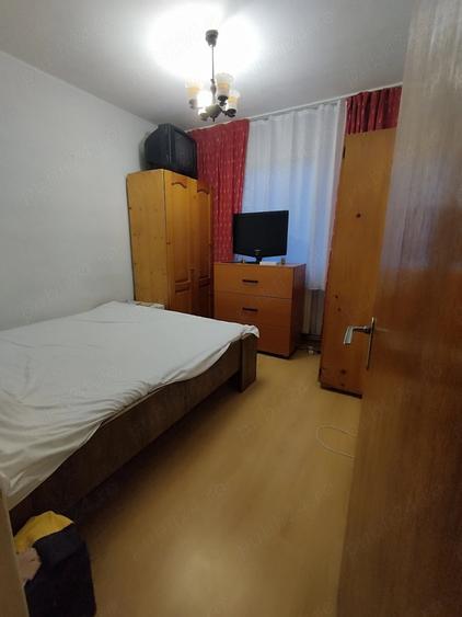 Apartament cu 3 camere semidecomandat în Tractorul