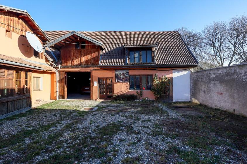 Casă individuală cu 7 camere cu Canalizare în Vest