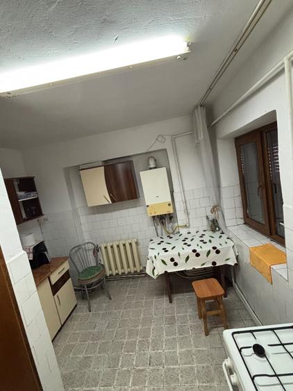 Apartament cu 3 camere semidecomandat în Exterior Vest