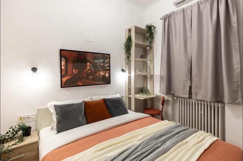 Apartament cu 3 camere semidecomandat, mobilat în P-ța Romană