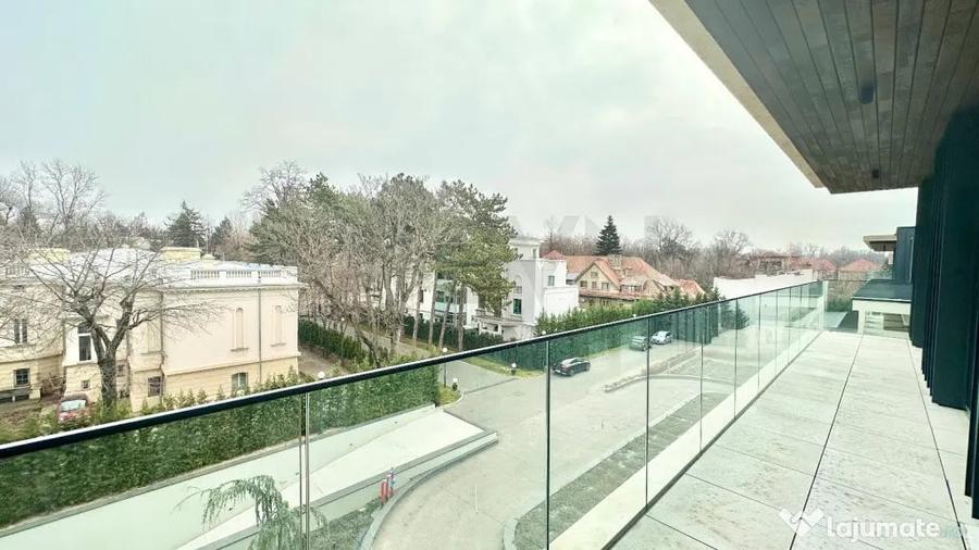 Apartament cu 5 camere decomandat în Kiseleff