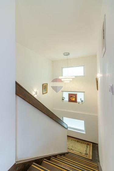 Casă individuală cu 8 camere cu Teren 476 Mp în Corbeanca